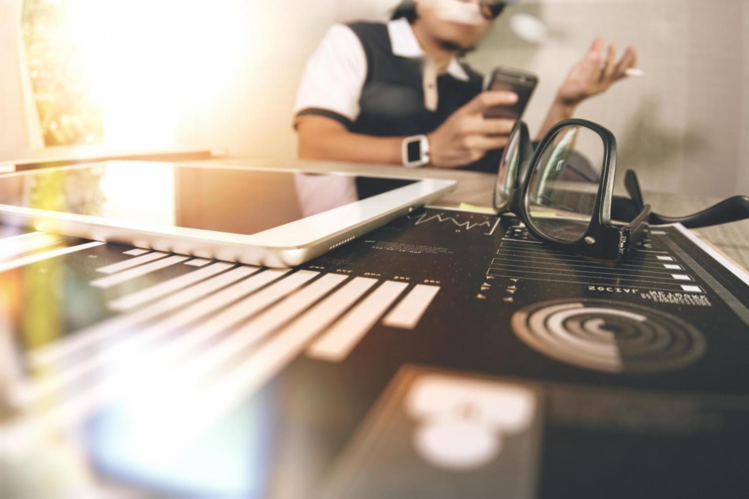 Team bei der Arbeit an On-Page-Optimierungsprojekten