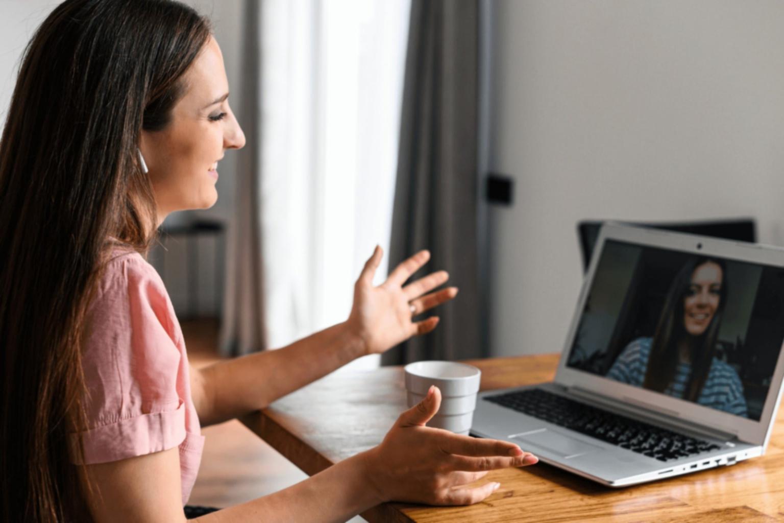 Workshop-Teilnehmer arbeiten gemeinsam an On-Page-Optimierungsaufgaben