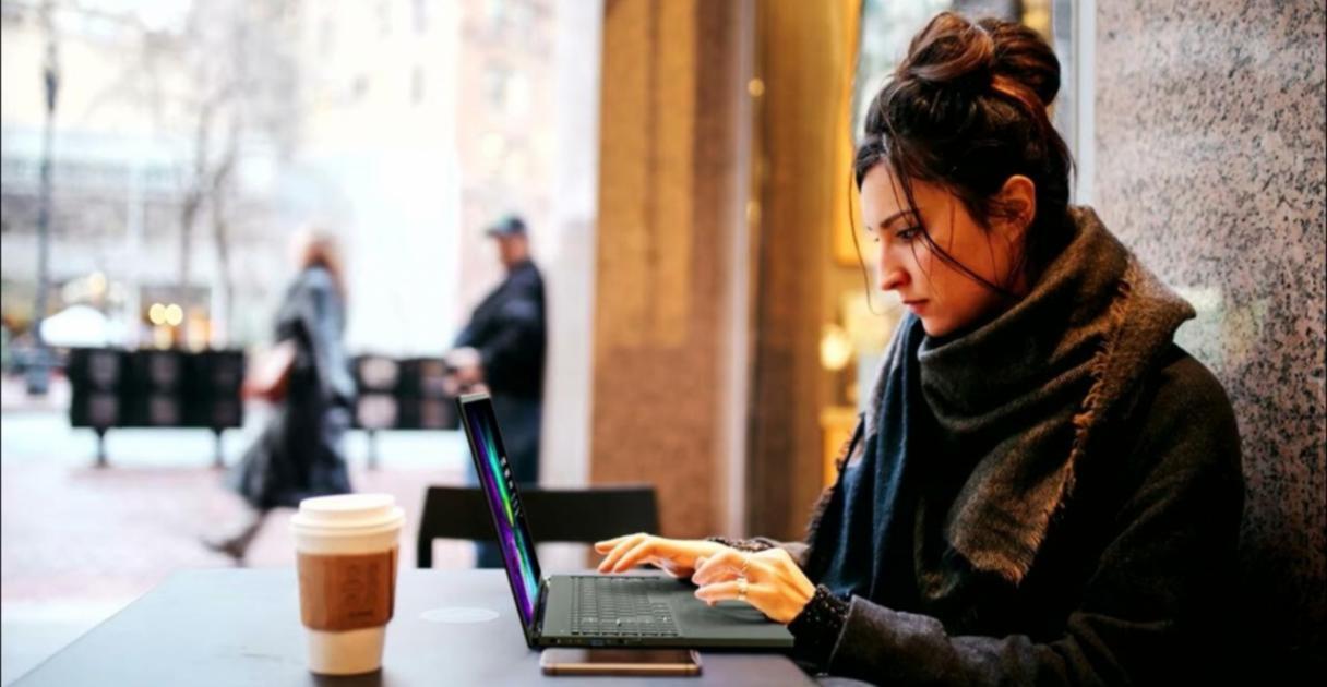 Workshop-Teilnehmer arbeiten an On-Page-Optimierungsaufgaben am Laptop