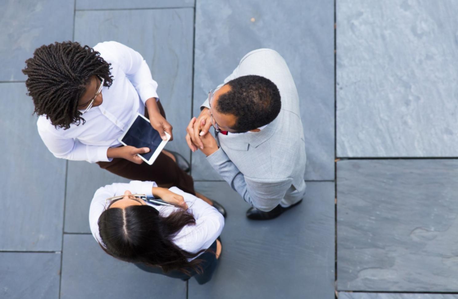 Expertenteam bei der Betreuung von Workshop-Teilnehmern